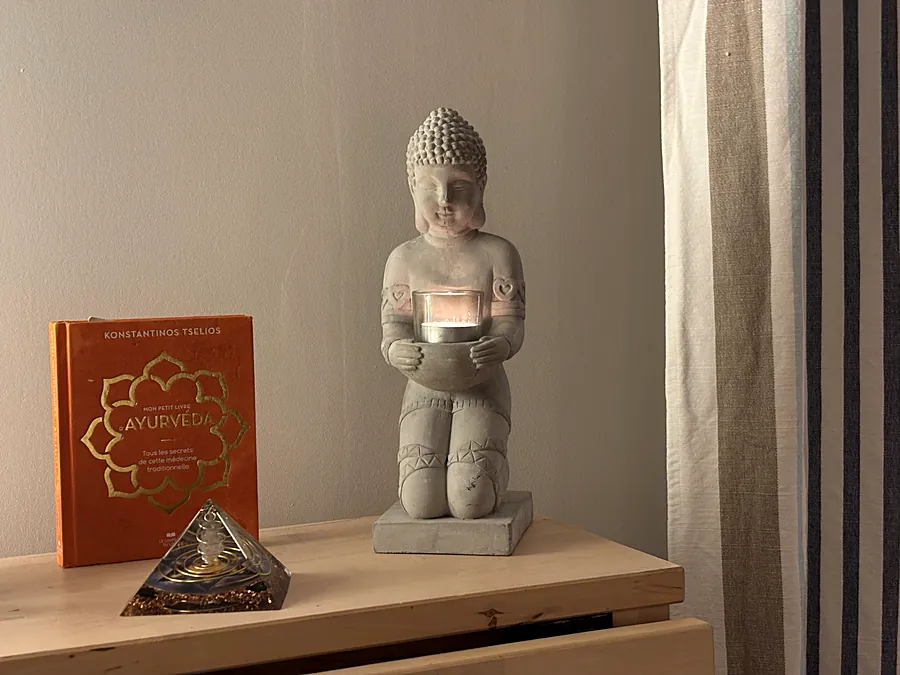Livre d’ayurvéda, statuette et pyramide