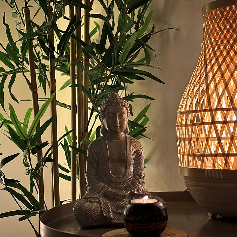Bouddha, bougie et lanterne en bambou