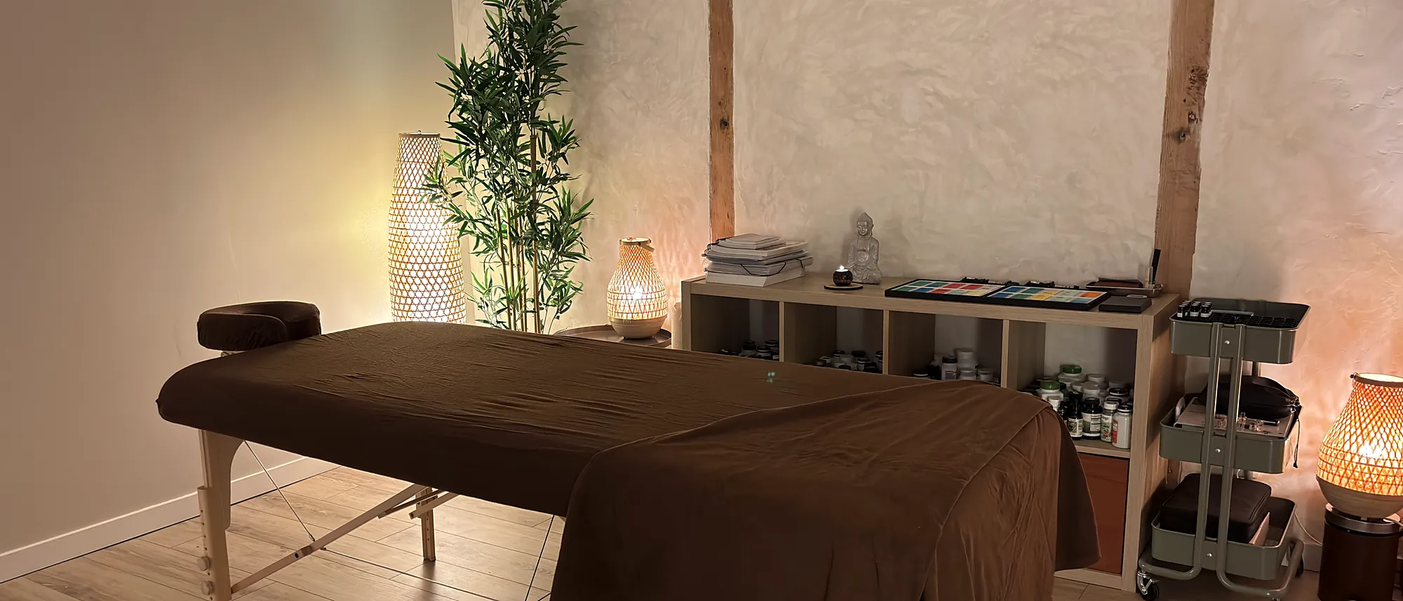 La pièce de massage à Auch, table dressée et lumière basse