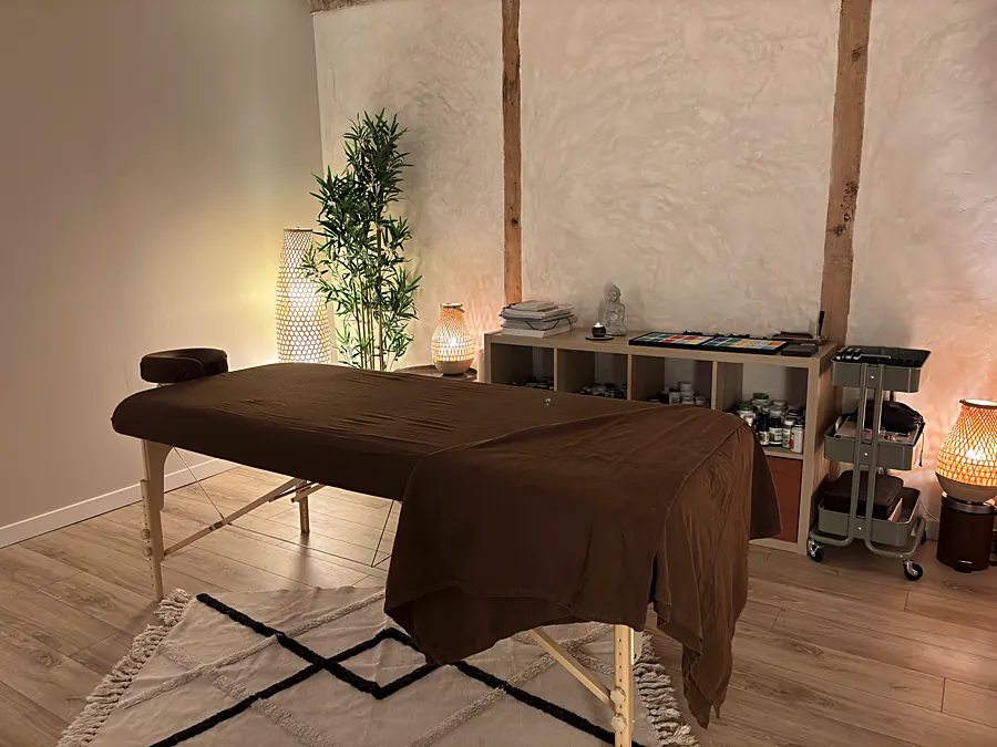 La table de massage dressée, bambou et lanternes
