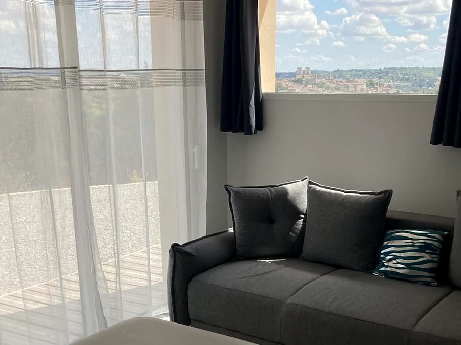 Table de massage installée près d’une fenêtre