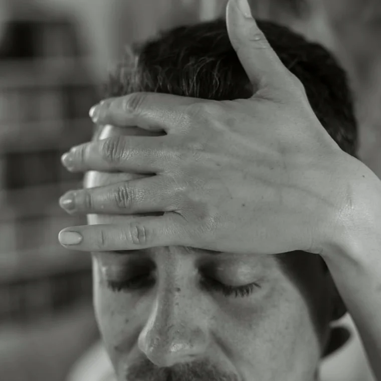 Point de contact sur le front, en noir et blanc