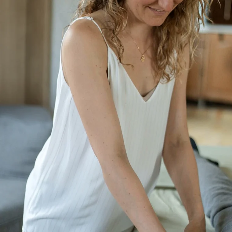 Marie masse les jambes en drainage