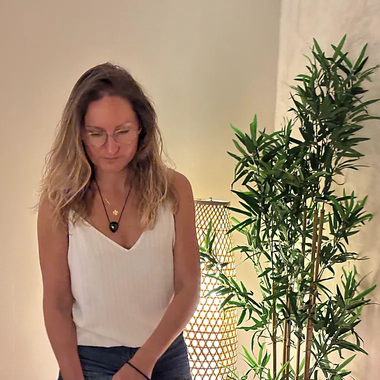 Marie recueillie avant une séance