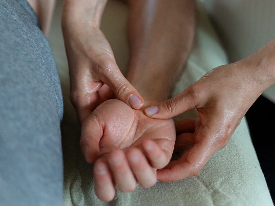 Massage des mains lors d’un soin énergétique