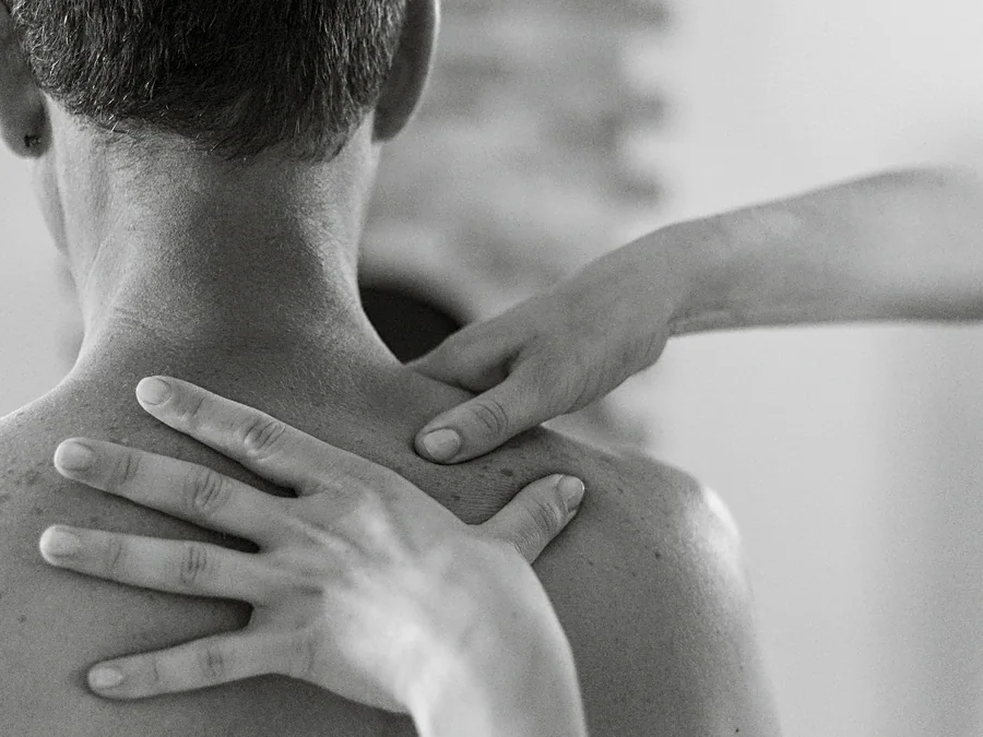 Massage sportif du dos et des épaules